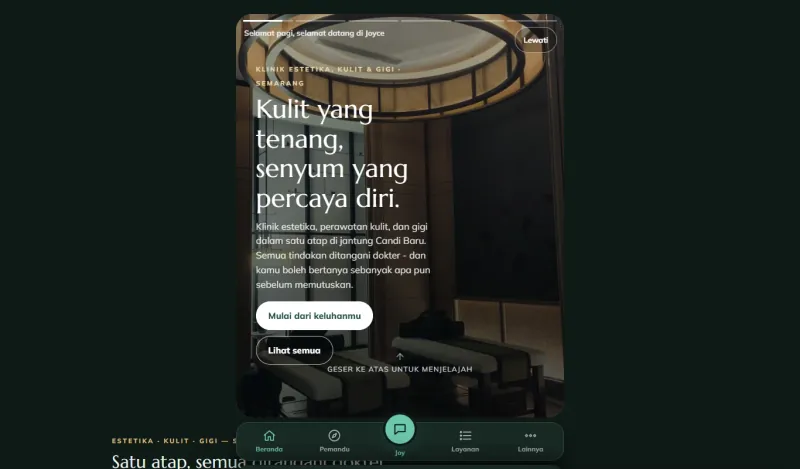 Beranda contoh website Joyce Clinic App di laptop: layar Stories dengan sapaan “Selamat pagi, selamat datang di Joyce”, tombol Lewati, dan menu bawah ala aplikasi.