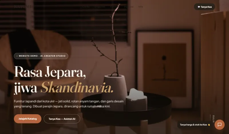 Beranda contoh website KAYOMI di laptop: label Website Demo, judul "Rasa Jepara, jiwa Skandinavia", tombol Jelajahi Katalog dan Tanya Kea.