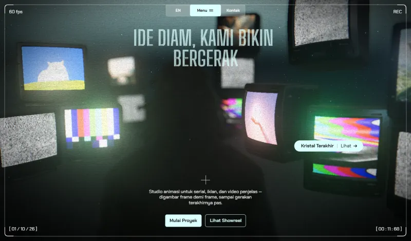 Beranda contoh website Rakit Frame di laptop: dinding TV 3D memutar klip, judul “Ide diam, kami bikin bergerak”, dan label nama karya “Kristal Terakhir” pada TV yang disorot.