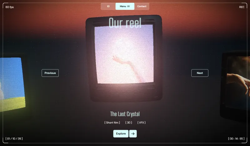 Etalase karya Rakit Frame versi bahasa Inggris: TV besar berjudul “Our reel”, karya “The Last Crystal” berlabel Short film, 3D, VFX, dan tombol Previous serta Next.